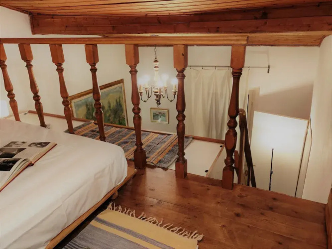 Golden Authentic Florentine Gem, Perfect Location
