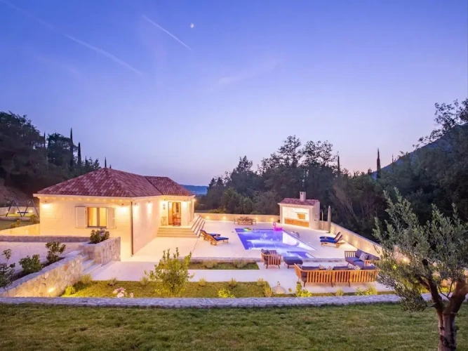 2 Bedrooms Villa