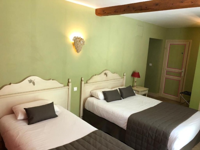 Standard Triple room