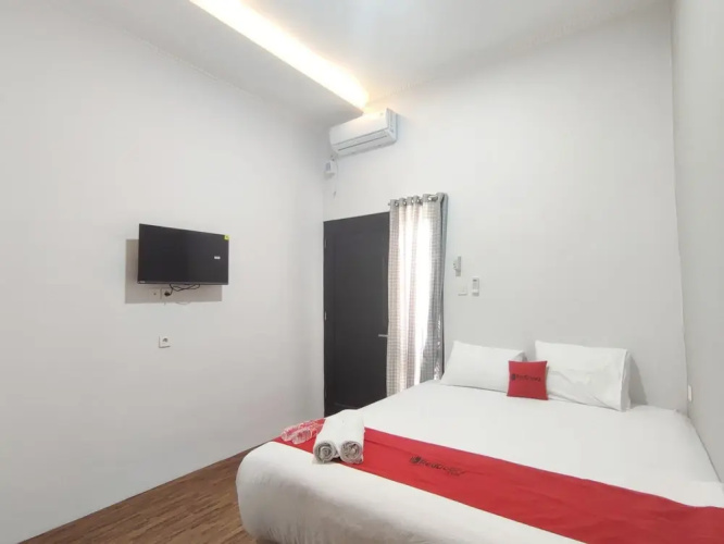 RedDoorz near Graha Saba Buana 2