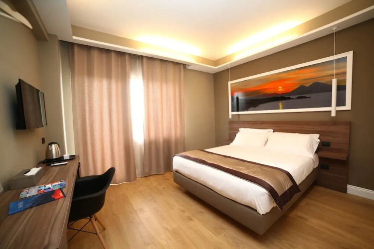 7th Floor Suite