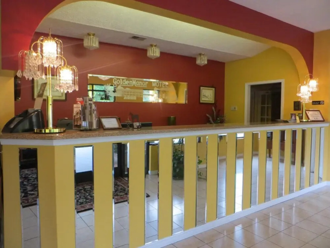 Golden Manor Inn & Suites