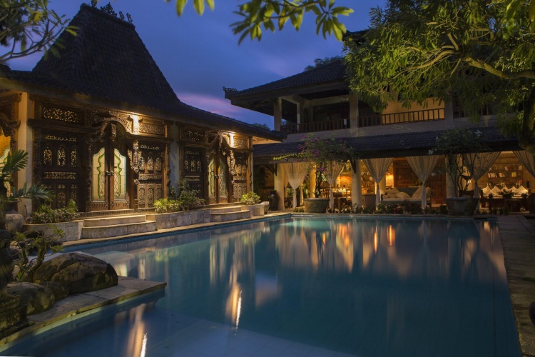 6 Bedrooms Luxury Villa