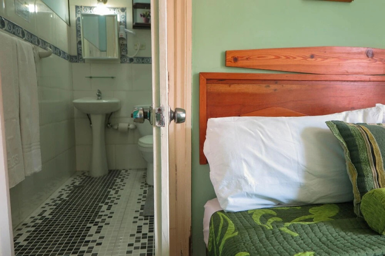 Hostal Balcones 2, Knocking on Cuba
