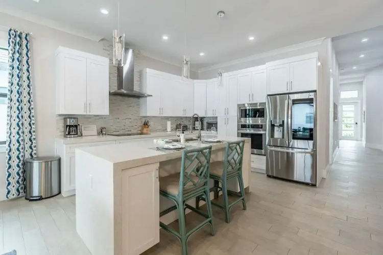 Seas - Naples - 795 108th Ave N