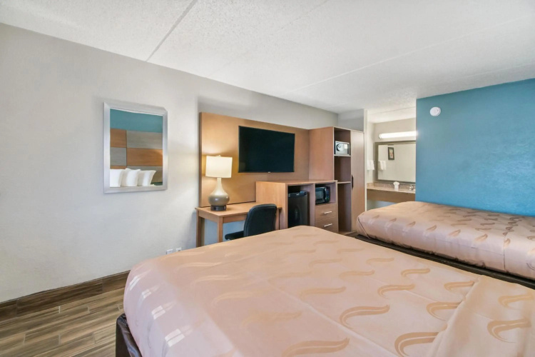Clarion Pointe Galveston - Beachfront
