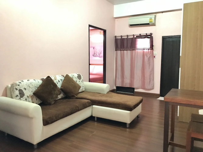 Ponlaan Apartment