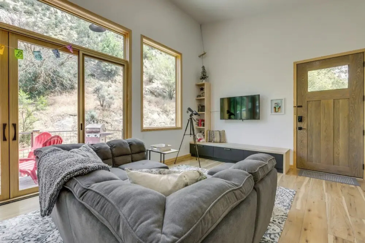New Castle Getaway w/ Grill & Mountain Views!