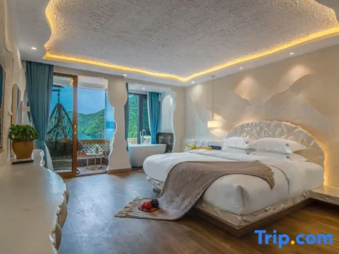 Standard Double room with lake view