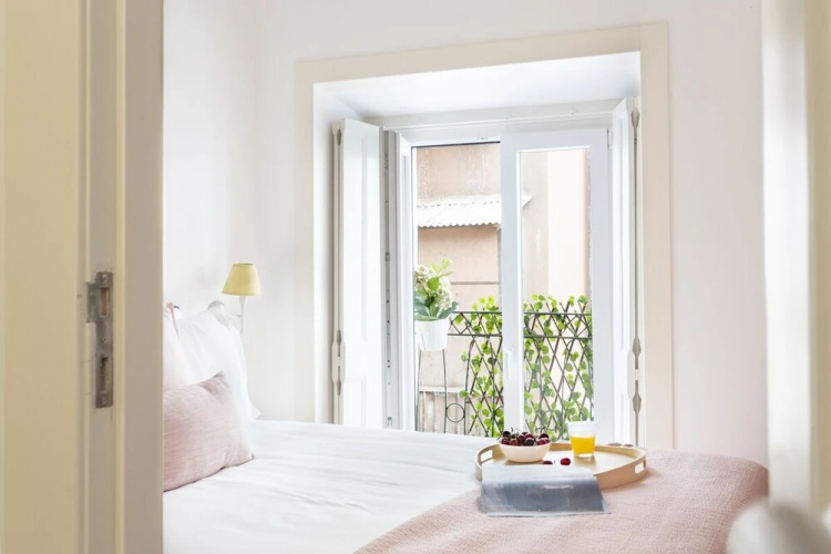 ALTIDO Chic 1BR Apt w/balcony close by Graça Viewpoint & tram stops