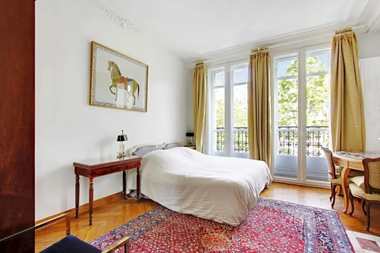 Suite junior avec balcon et vue sur Arc de Triomphe