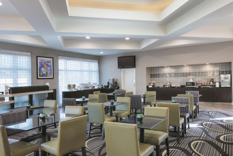 La Quinta Inn & Suites by Wyndham Orlando Airport North photo 26