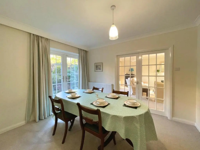 Spacious 4 Bedroom House with Garden