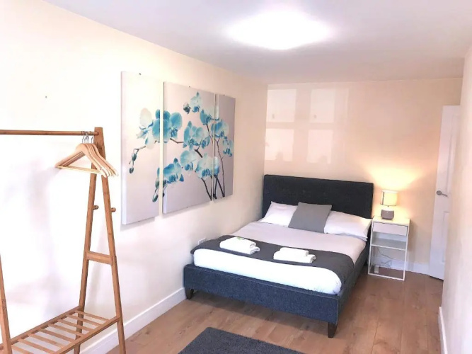 2 bedroom Large Town Centre Apartment FREE Parking