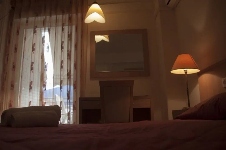 Saronis Hotel
