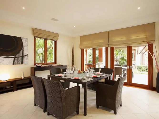 6 Bedrooms Villa