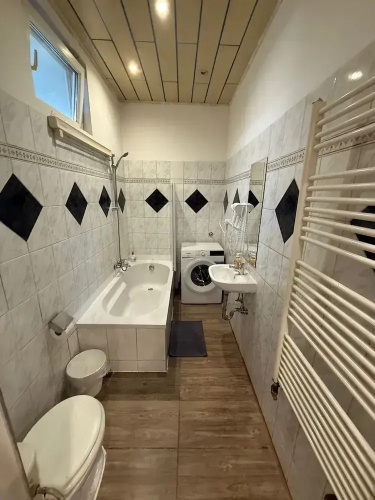Chic 2BR Apt Steps from Westbahnhof