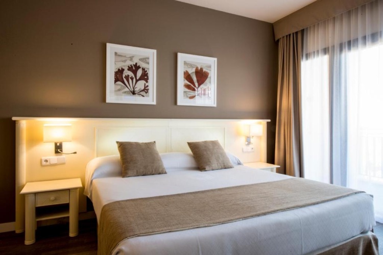 Standard Double room with partial sea view