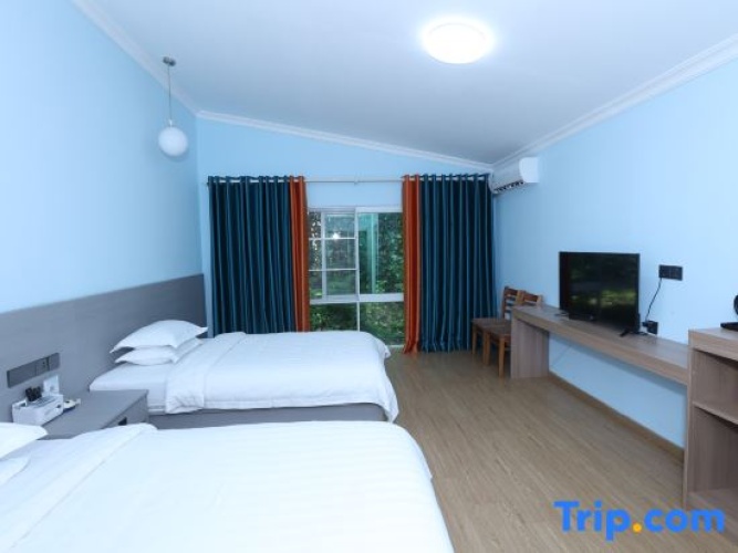 Standard Twin room with garden view