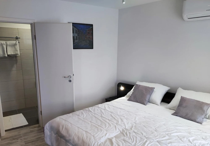 Apartment and Room Bitinada