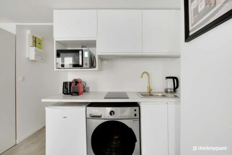 Into Paris - Marais Apartment