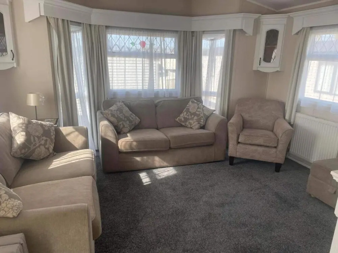 2 Bedroom Caravan , Linen and Pets go Free