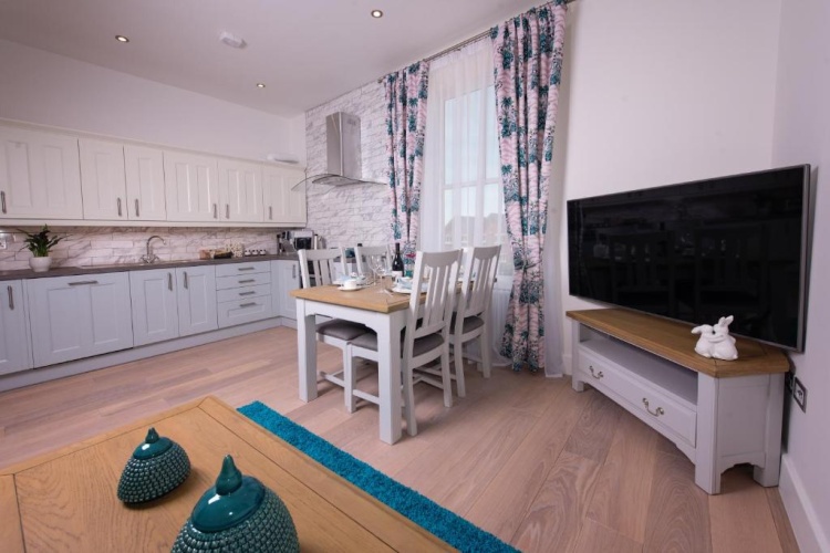 3 Bedrooms Apartment