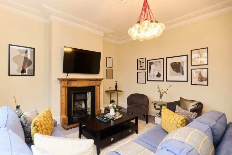 3 Bedrooms Apartment
