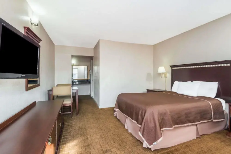 Howard Johnson Express - Springfield