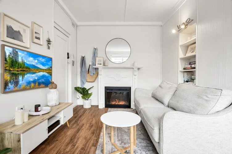 Charming 1-bed With Fireplace by the Beach