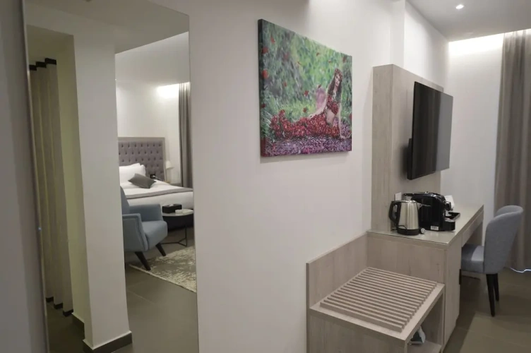 1 Bedroom Business room