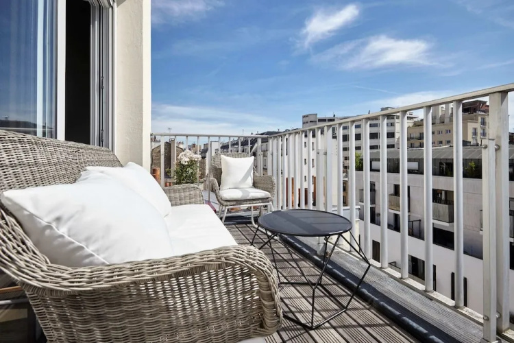 Stunning 2BR Home With Balcony in Batignolles