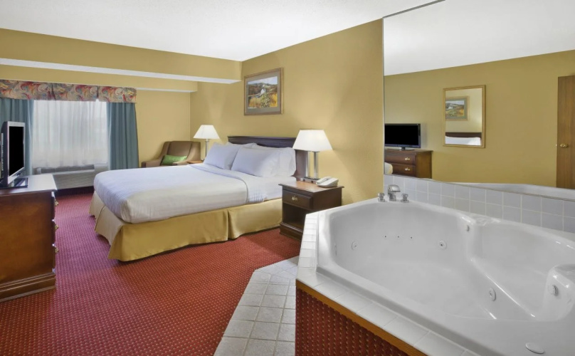 Holiday Inn Express Irwin (PA TPK Exit 67) by IHG