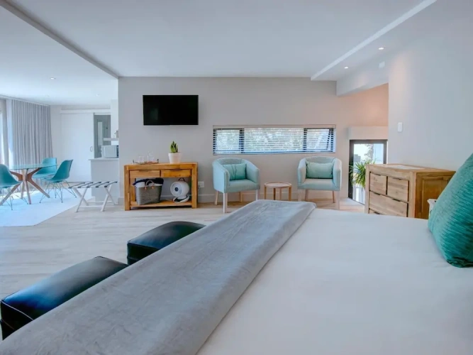 1 Bedroom Classic Sextuple Suite