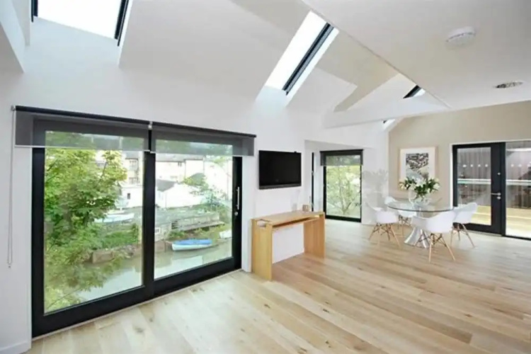 Modern 3 bed riverside home in Bath