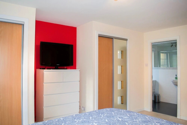 Bright and Modern Home in Edinburgh