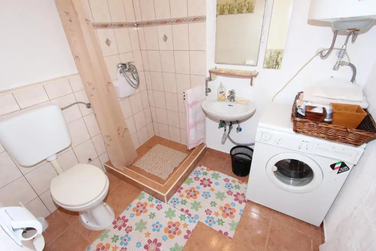 Holiday House Nar