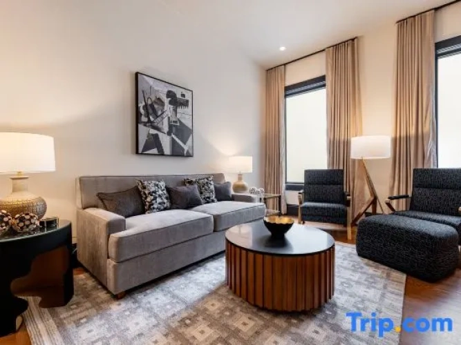 4 Bedrooms Apartment
