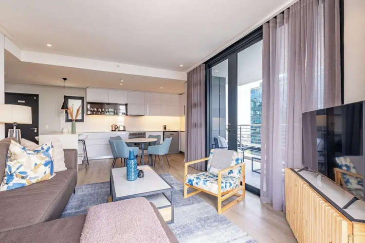 16 On Bree Superior Apartment