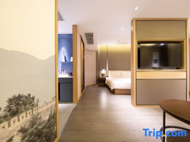 Double Suite with street view