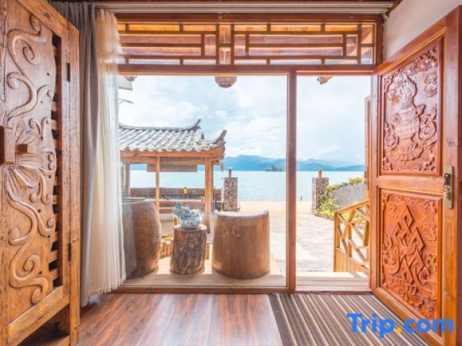 Standard Family room with lake view