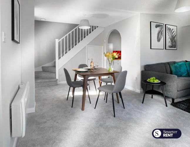 Wokingham - 2 Bed Stylish House, Central - Parking