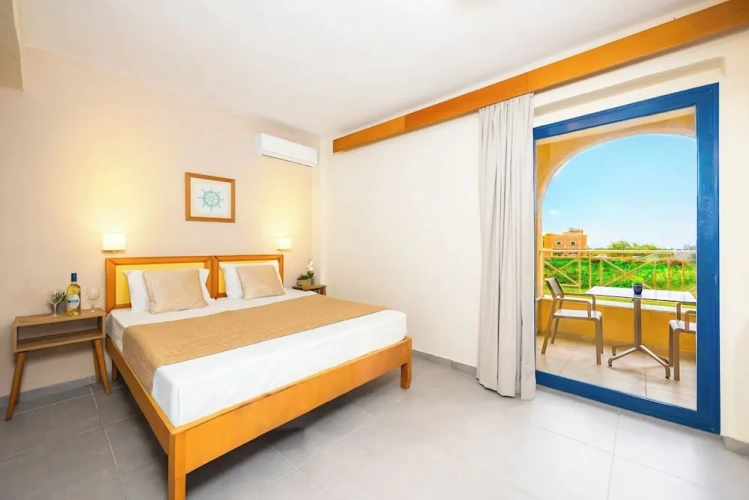 Standard Twin room with garden view