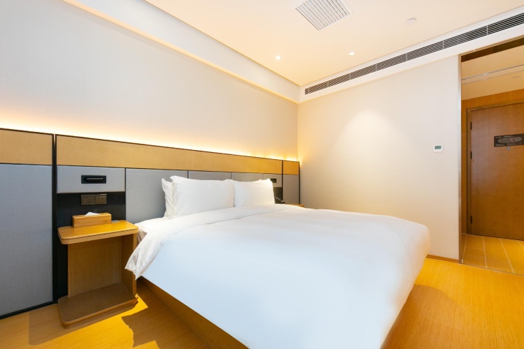 Standard Twin room with street view