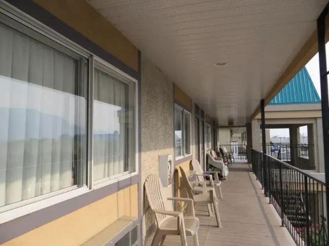 Super 8 Motel - Penticton