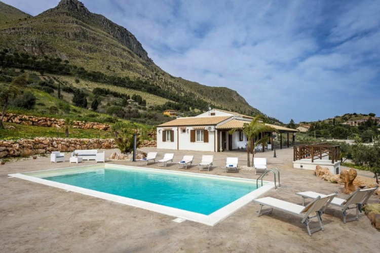 4 Bedrooms Villa