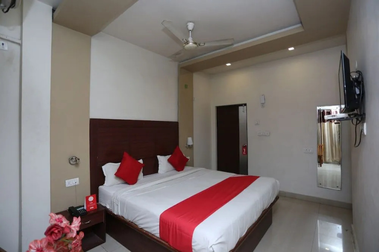 OYO 23733 Surya Continental