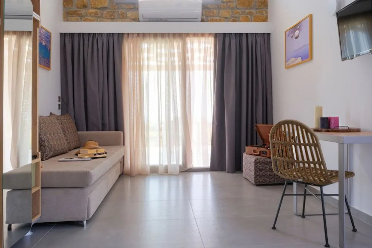 Akrolithos luxury suites