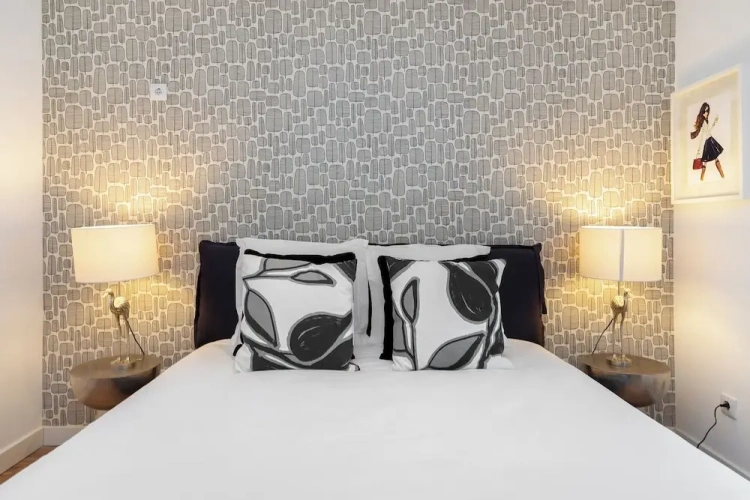 5 Bedrooms Apartment