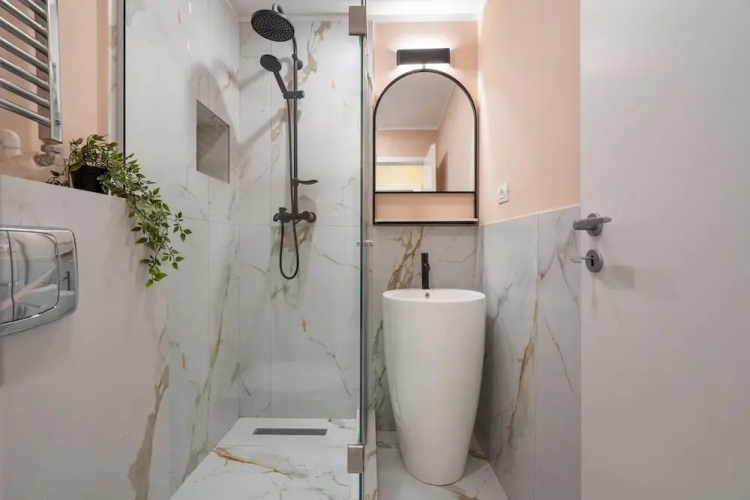 Romanian Athenaeum Flat - Refined 3BR Steps from Calea Victoriei